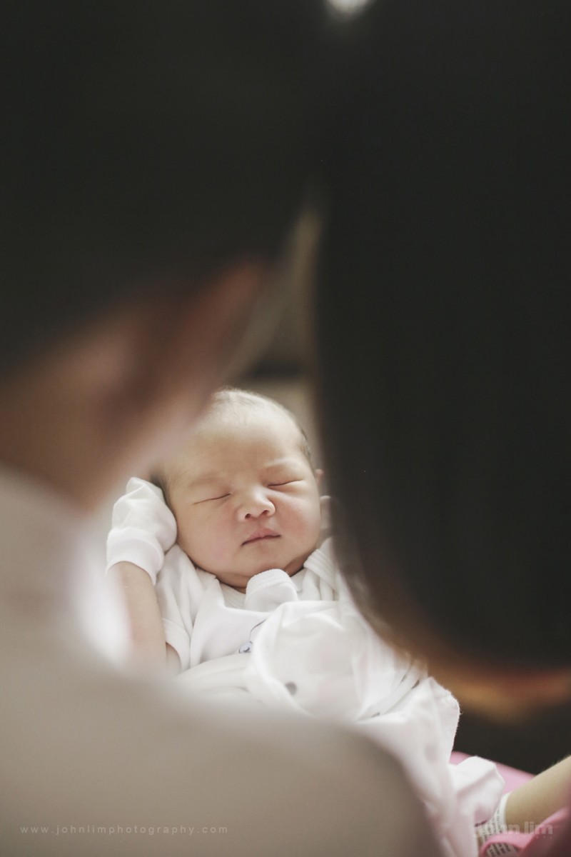 newborn baby framed between Daddy and Mummy, first day in the world of this newborn baby boy, first 24 hours at hospital